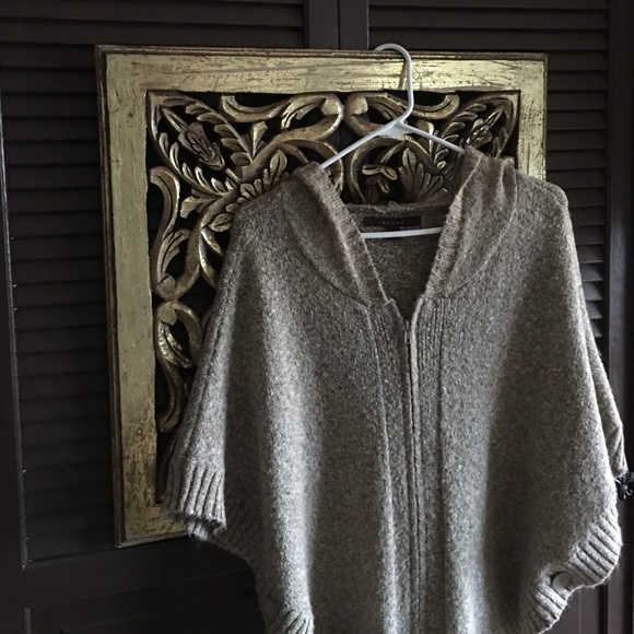 Cape sweater with hood