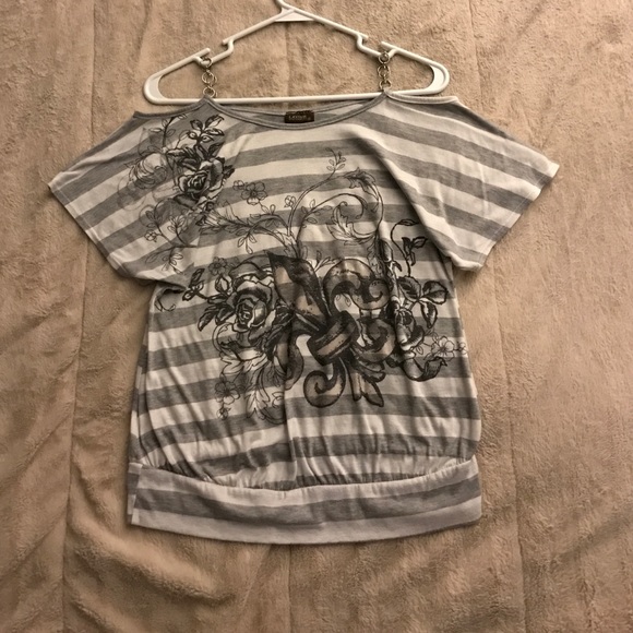 Peep Shoulder Cotton Maternity Top: Medium