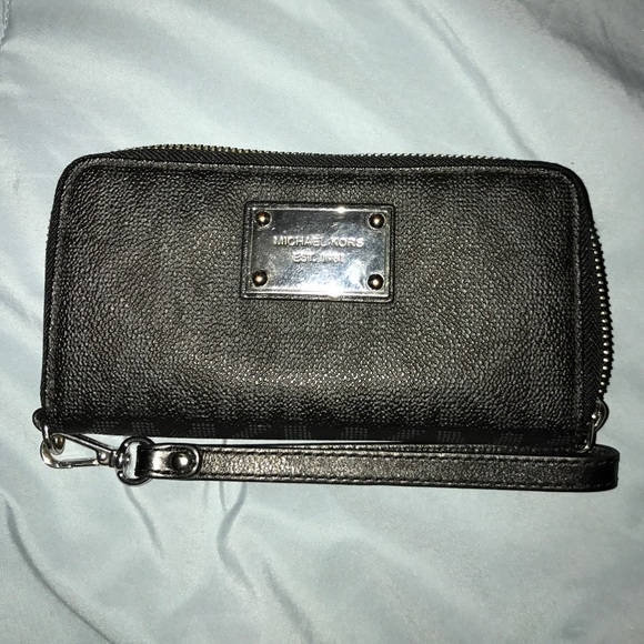 **ON HOLD** Michael Kors Wristlet/Wallet