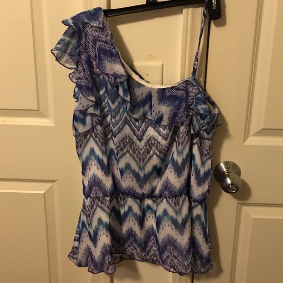 Patterned One-Side Tank Blouse - Picture 2 of 4