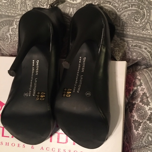 Black heels, tie up in front and zip in back. - Picture 2 of 4