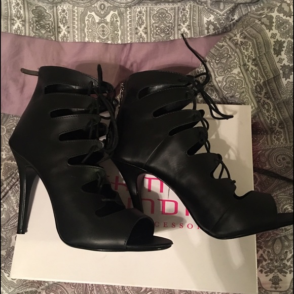 Black heels, tie up in front and zip in back. - Picture 3 of 4