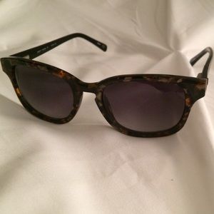 Tortoise-shell Fossil Wayfarer sunglasses