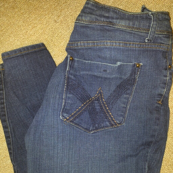 Delias Taylor Jean - Picture 1 of 2