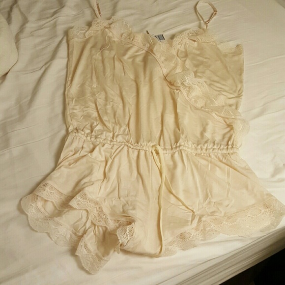 Reposh Eberjey Ruffle romper - Picture 2 of 3