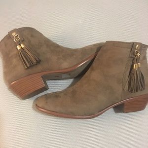 Cute suede beige/brown low cut boots.