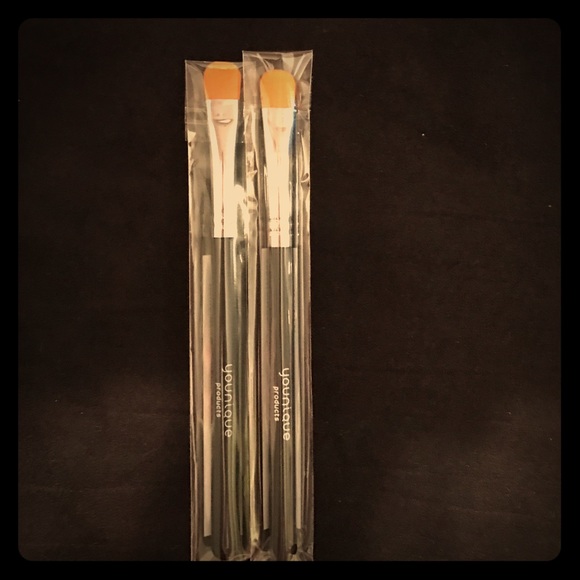 Younique cream shadow brush