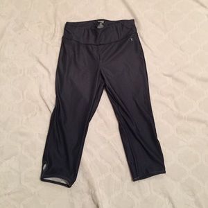 Cropped black and gray leggings