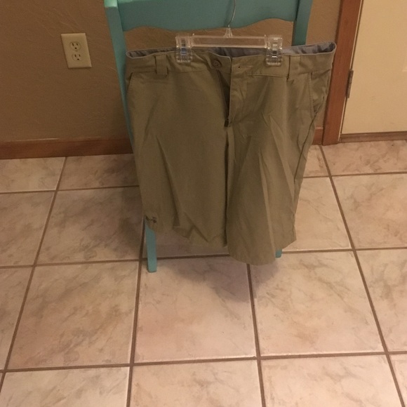 Boys XL Under Armour khaki shorts