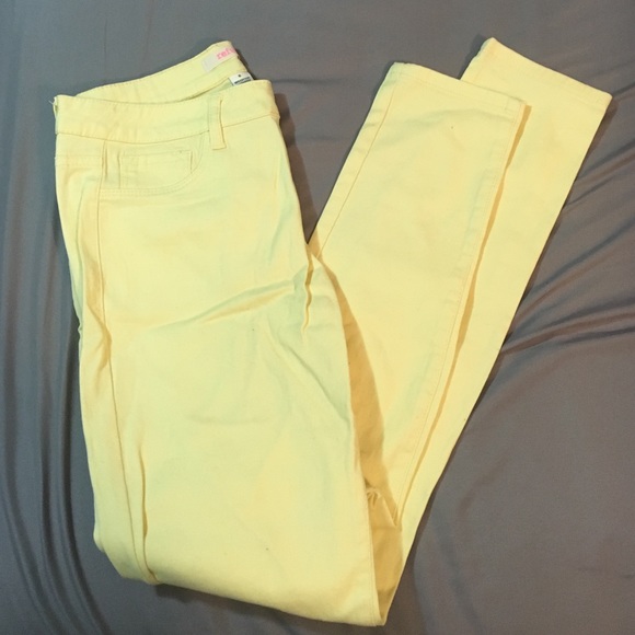 Yellow skinny jeans!