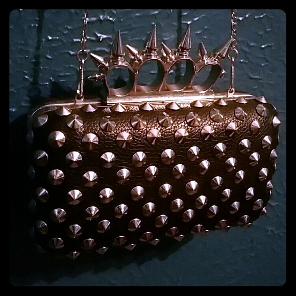 Hand shelled case with knuckle rings