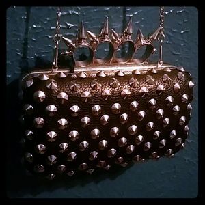 Hand shelled case with knuckle rings