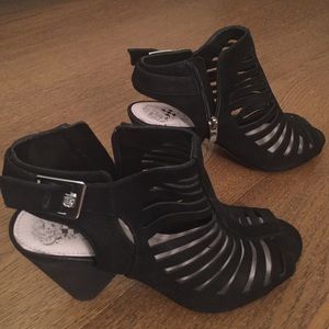 Like new Vince Camuto booties size 9