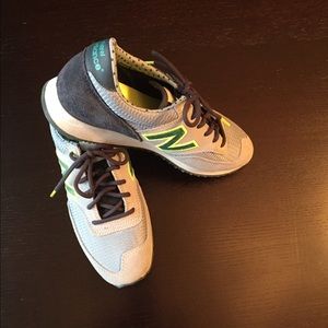 Women's New Balance tennis shoes