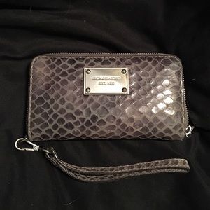 Michael kors wallet 100% authentic. Like new