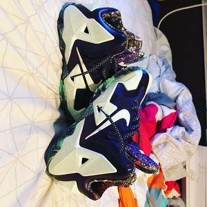 Selling lebrons size 6.5 brand new