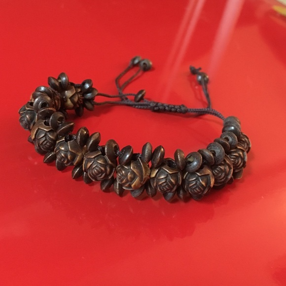 Carved wood beads bracelet