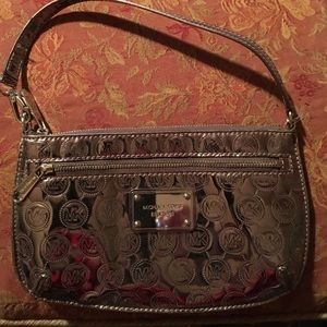 Michael Kors wristlet In nickel