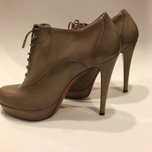 Gucci booties. Used ones on the carpet! New!