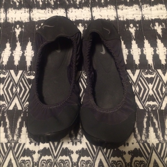 Nike womens yoga flats size 7.5