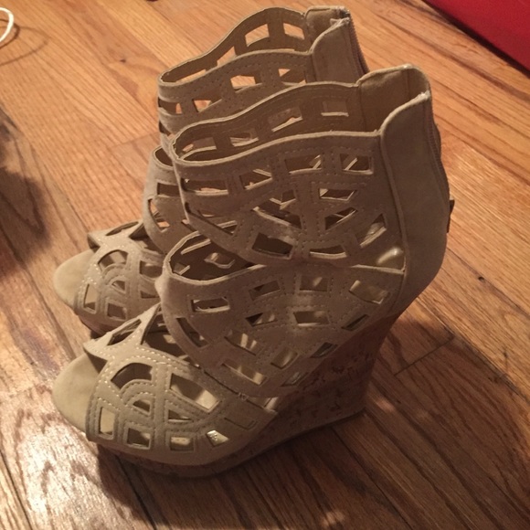 Cutout detail wedges - Picture 1 of 1