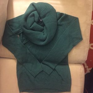 GAP. Emerald green cowl neck sweater. Size small