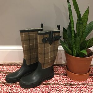 Tommy Hilfiger rain boots size 7.