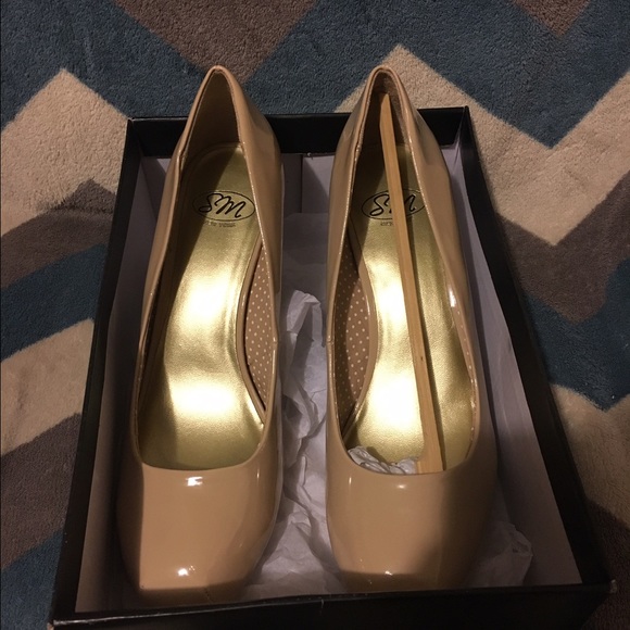 Pumps/ heels - Picture 2 of 3