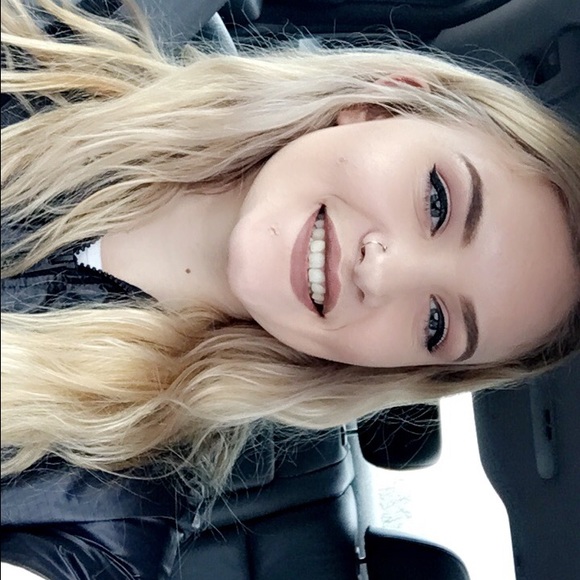 Meet your Posher, Claire - Picture 1 of 1