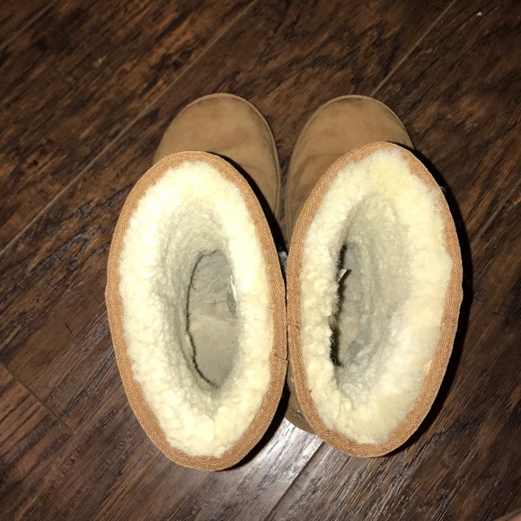 UGGS - Picture 4 of 4