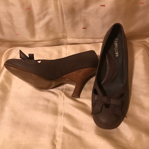 Brown leather heels - Picture 3 of 4