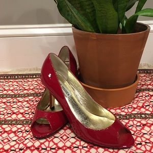 Steve Madden red patten leather peep toe heels 7.5