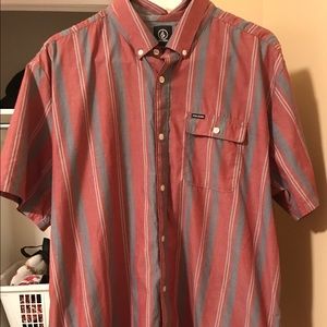 Men's Volcom short sleeve button up.