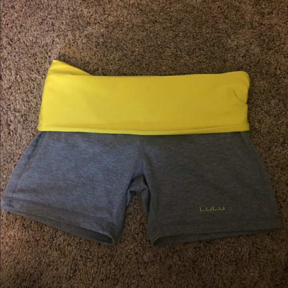 Lulu workout shorts - Picture 1 of 4