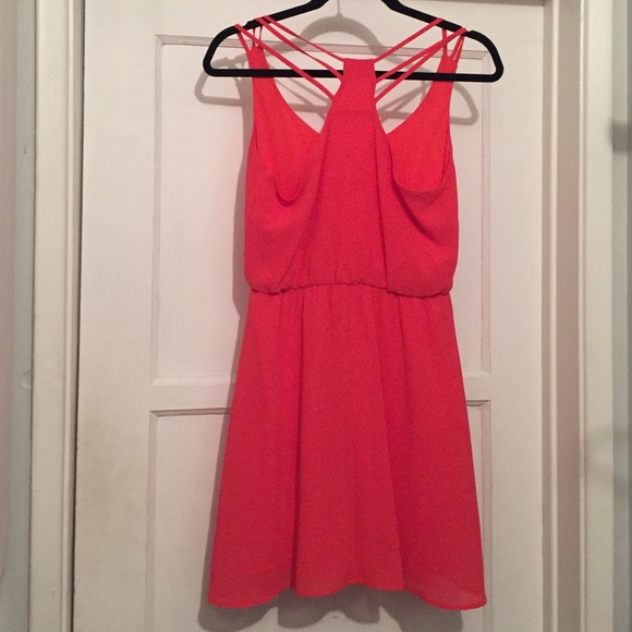 RED DRESS. - Picture 3 of 3