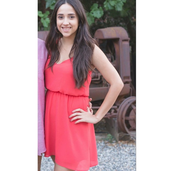 RED DRESS. - Picture 2 of 3