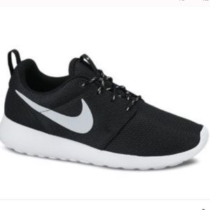 Black and white nike roshes (women)