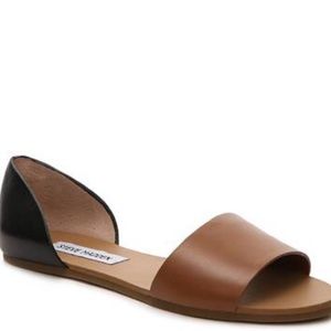 STEVE MADDEN TWOSTP FLAT SANDLE IN BLACK AND BROWN