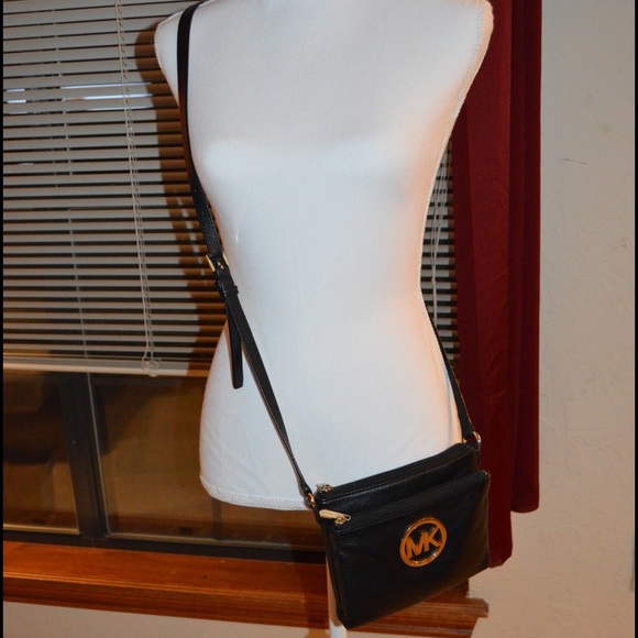 Michael Kors Handbags - Micheal Kors crossbody purse