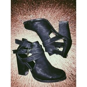 Your feet look Gorgeous • Black buckle booties