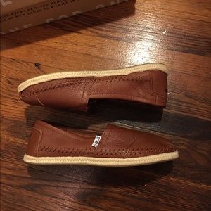 NEW cognac full grain leather TOMS 6