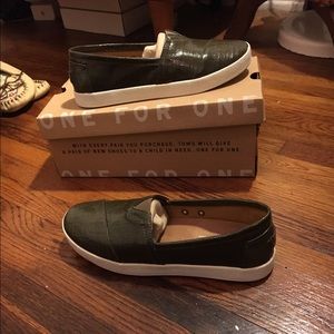 TOMS Avalon sneaker dark olive patent linen 6
