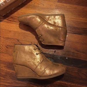 TOMS cracked metallic bootie 6.5