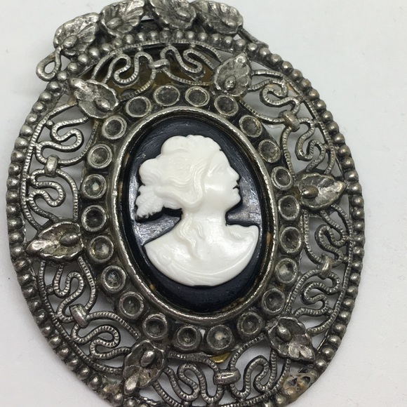 Hold Redcurls - Vintage Silver Cameo Dress Clip - Picture 2 of 4