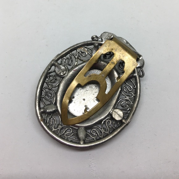 Hold Redcurls - Vintage Silver Cameo Dress Clip - Picture 3 of 4