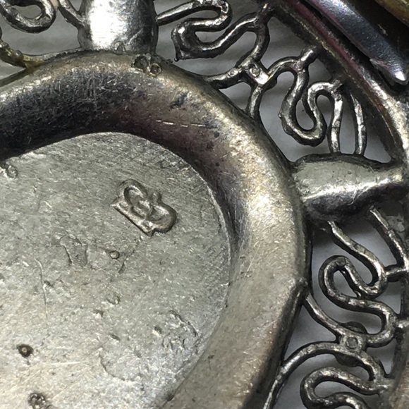 Hold Redcurls - Vintage Silver Cameo Dress Clip - Picture 4 of 4