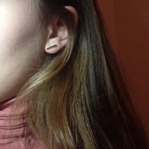 Simple Bar Earring - Picture 3 of 4