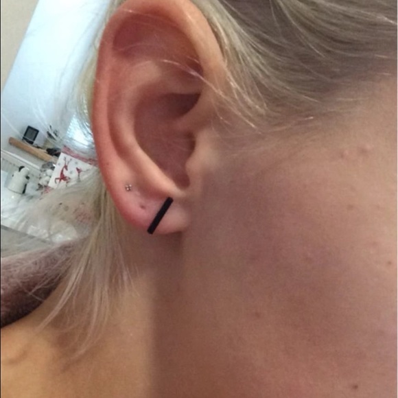 Simple Bar Earring - Picture 4 of 4