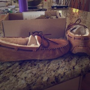 UGG Slippers: Size 7
