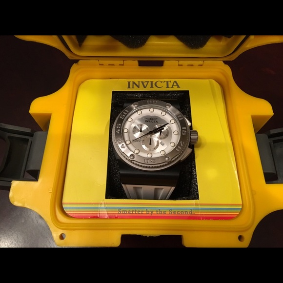 Mens Invicta watch NEW in box.